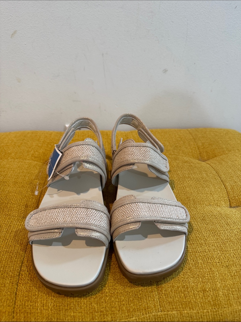 Women’s Light Silver Adjustable Strap Sandals Vionic🍀🍀